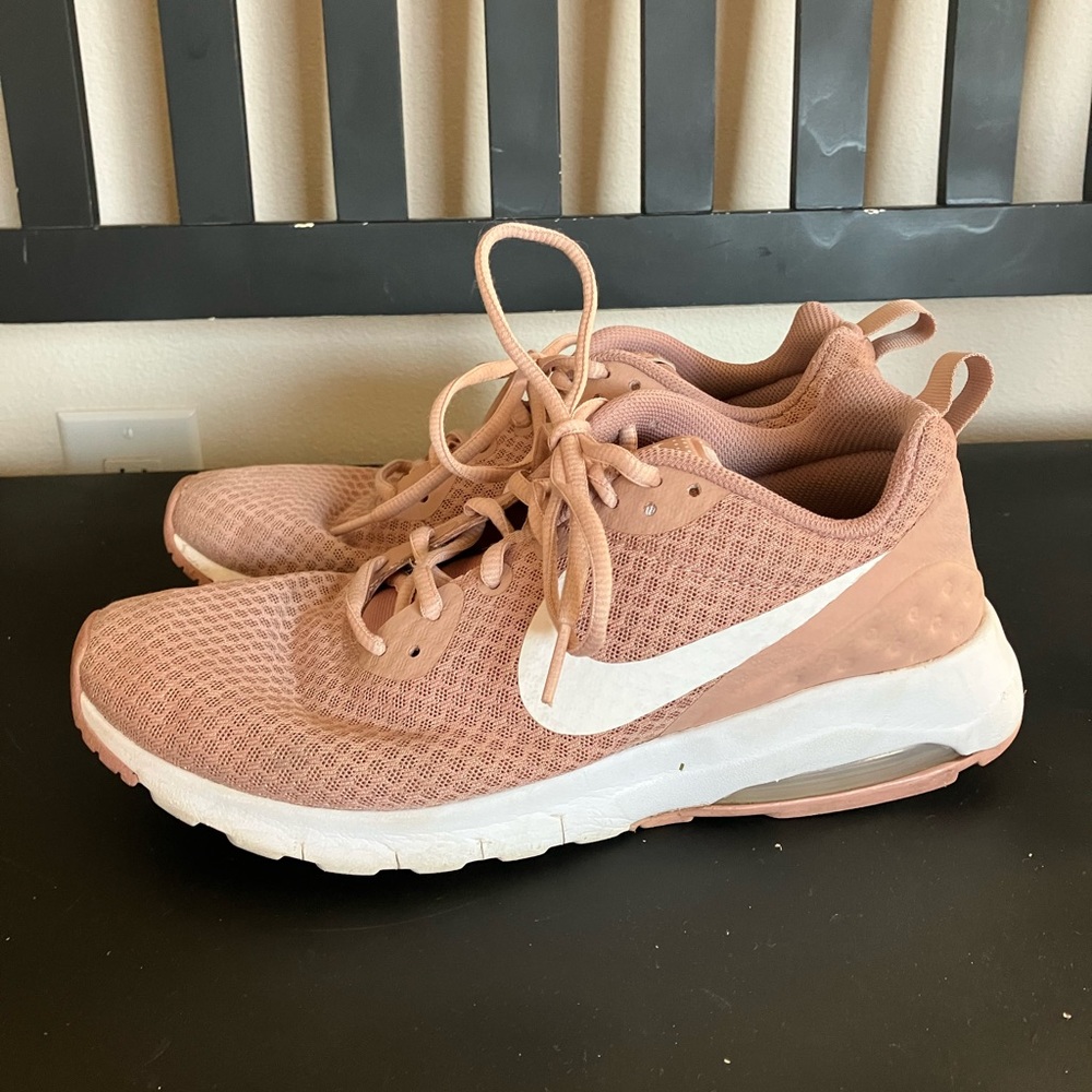 Women’s Nike Air Tennis Shoes Size 9.5